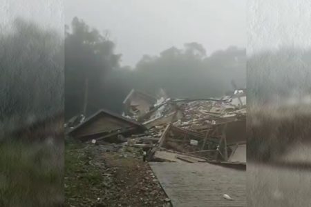 Imagem colorida mostra Prédio desaba em Gramado - Metrópoles