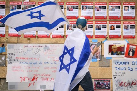 Imagem colorida de cartazes de desaparecidos, que foram sequestrados pelo Hamas - Metrópoles