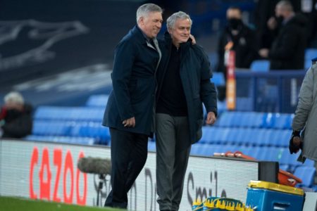 Carlo Ancelotti e José Mourinho abraçados - Metrópoles