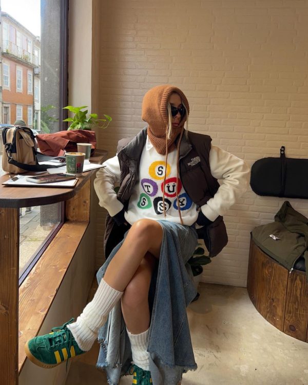 Adidas Samba Na imagem com cor, uma influencer posando para foto com o adidas samba - Metrópoles