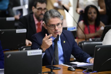 imagem colorida mostra senador alessandro vieira - Metrópoles