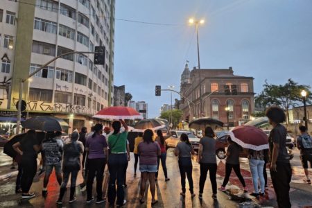 Imagem colorida mostra moradores de condomínio na região da Cracolândia em protesto contra o fluxo de usuários no local - Metrópoles