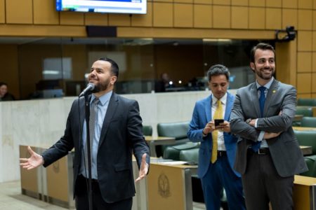 Fotografia colorida mostra Gil Diniz, Paulo Mansur e Lucas Bove no plenário da Alesp - Metrópoles