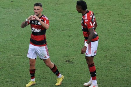 Imagem mostra De Arrascaeta e Bruno Henrique, jogadores do Flamengo - Metrópoles