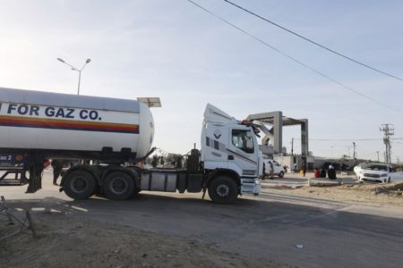 Imagem colorida mostra Caminhões que transportam combustível começam a cruzar para a Faixa de Gaza através da passagem de fronteira de Rafah com o Egito durante trégua entre Hamas e Israel - Metrópoles