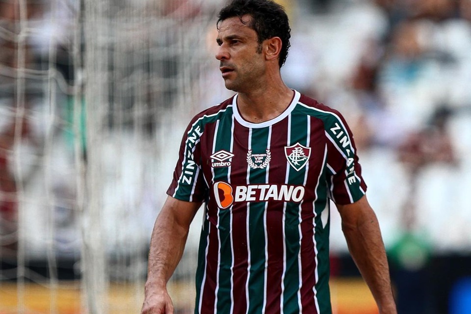 Fred, ex-jogdor do Fluminense, é clicado em um de seus jogos com a blusa do tricolor - Metrópoles