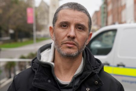 Imagem colorida do brasileiro Caio Benício, responsável por conter o homem que esfaqueou três crianças e dois adultos, em Dublin, Irlanda - Metrópoles