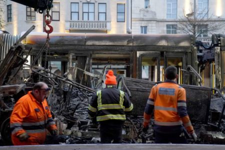 Imagem colorida de estragos após protestos contra imigrantes em Dublin, Irlanda - Metrópoles