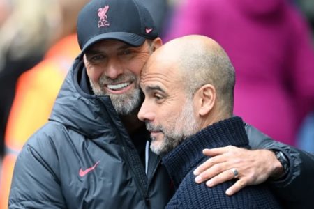 Guardiola e Klopp se abraçam