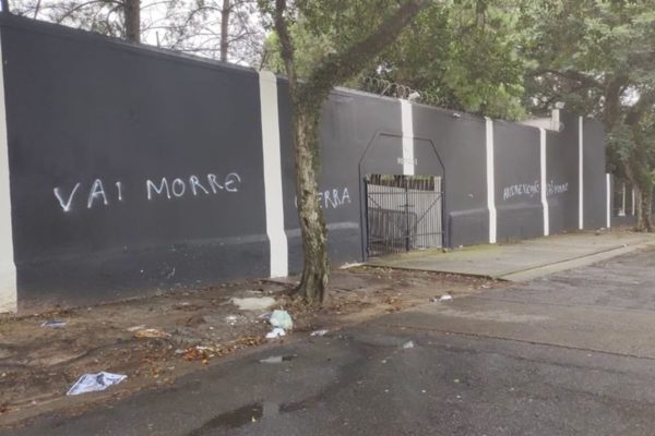 Imagem colorida do muro do Parque São Jorge pichado na véspera da eleição para a presidência do Corinthians - Metrópoles