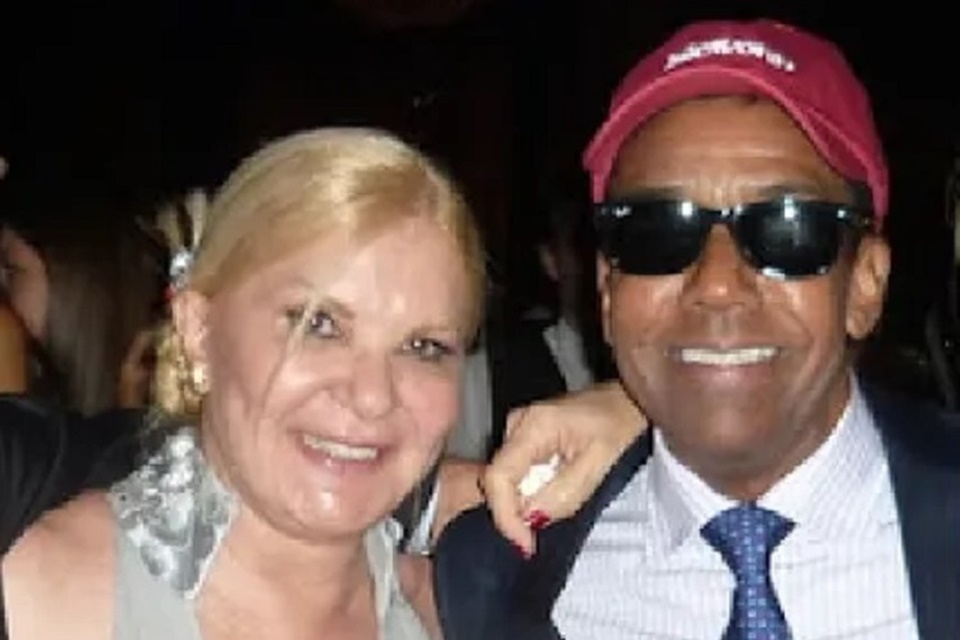 Jorge Ben Jor e a esposa, Domingas posam juntos e sorridentes - Metrópoles