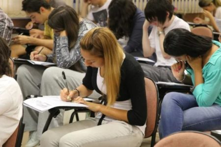 Foto colorida de pessoas fazendo prova - Metrópoles