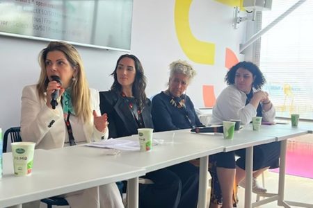 Foto de quatro mulheres em uma mesa. Elas estão palestrando - Metrópoles