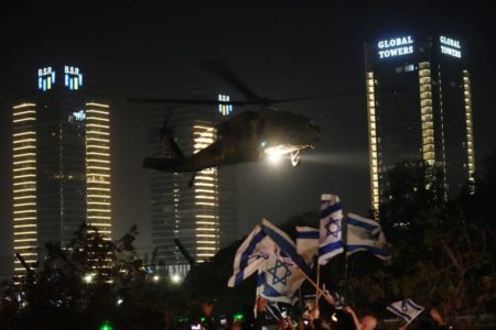 Imagem colorida mostra helicóptero em operação para chegada de reféns - metrópoles