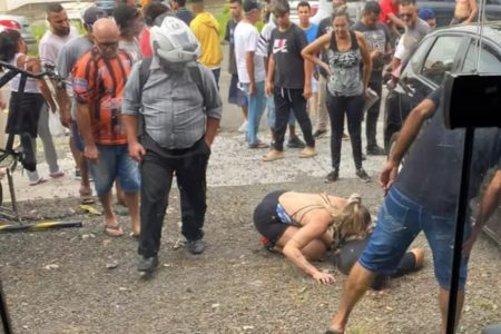 Imagem colorida mostra grupo de pessoas em volta de um homem que foi ferido a tiros na frente de uma academia em Campinas, no interior de São Paulo - Metrópoles