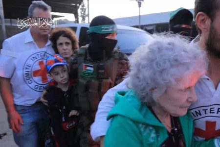 Imagem colorida mostra trecho de vídeo divulgado pelo Hamas da libertação de reféns - Metrópoles