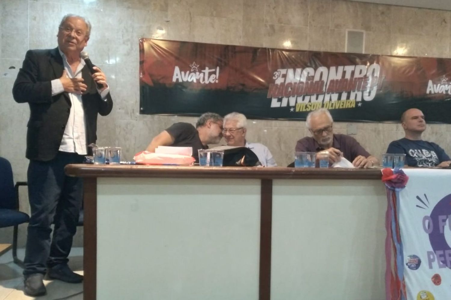 O ex-ministro José Dirceu em encontro da corrente petista Avante PT, ao lado do deputado federal Arlindo Chinaglia (PT-SP) e do ex-deputado José Genoíno