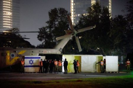 Imagem colorida mostra Reféns de Israel libertados pelo Hamas durante trégua - Metrópoles