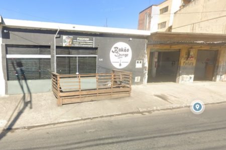 foto colorida da fachada de um bar em Embu das Artes em que casal passava a noite após deixar o filho de 2 anos trancado num carro do lado de fora; criança foi resgatada pela PM - Metrópoles