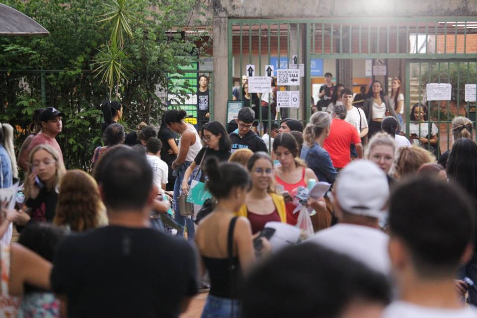 Foto colorida de estudantes em saída de vestibular