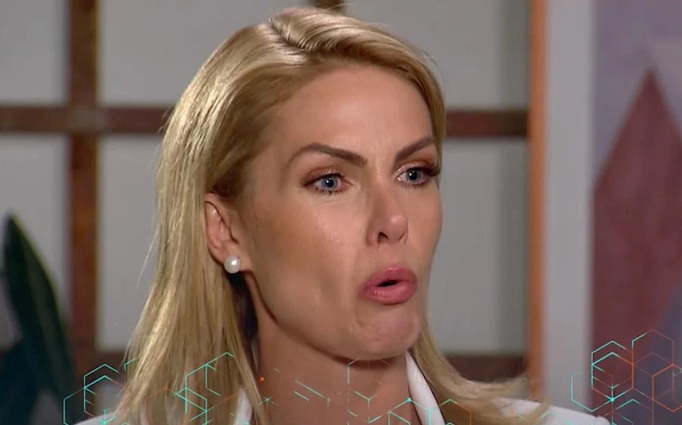 Foto colorida de Ana Hickmann chorando - Metrópoles