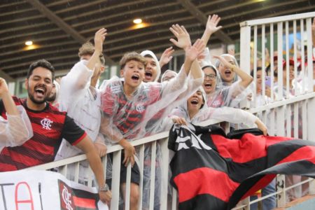 Imagens mostram torcida do Flamengo em jogo do Metrópoles Sports em Uberlândia - Metrópoles