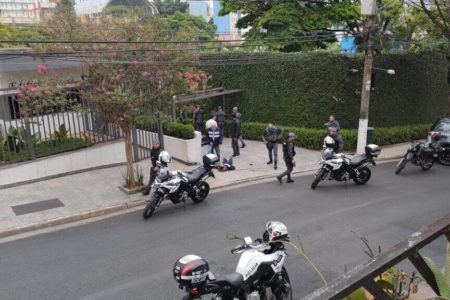 Foto colorida mostra fachada de prédio de luxo em SP