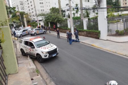 Foto colorida mostra viatura da PM em frente a prédio de genro de Abdelmassih