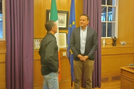 Na foto, herói o brasileiro Caio Benício se encontra com o primeiro ministro da Irlanda, Leo Varadkar