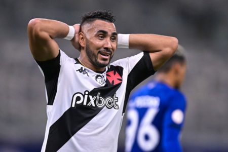 Imagem colorida de Payet, atual jogador do Vasco, em partida pelo Campeonato Brasileiro- Metrópoles