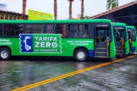 Imagem colorida de ônibus ver de com tarifa zero