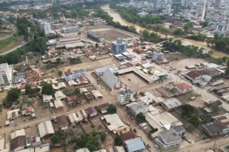 Chuva em SC deixa regiões em “alerta vermelho” para risco de alagamentos e deslizamentos