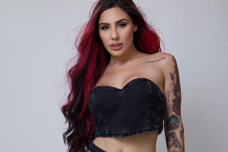 Alicia X posa de look preto e cabelos soltos - Metrópoles