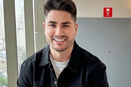 Lucas Souza posa, sorridente, usando camiseta branca e blusa preta após sair de A Fazenda 15 - Metrópoles