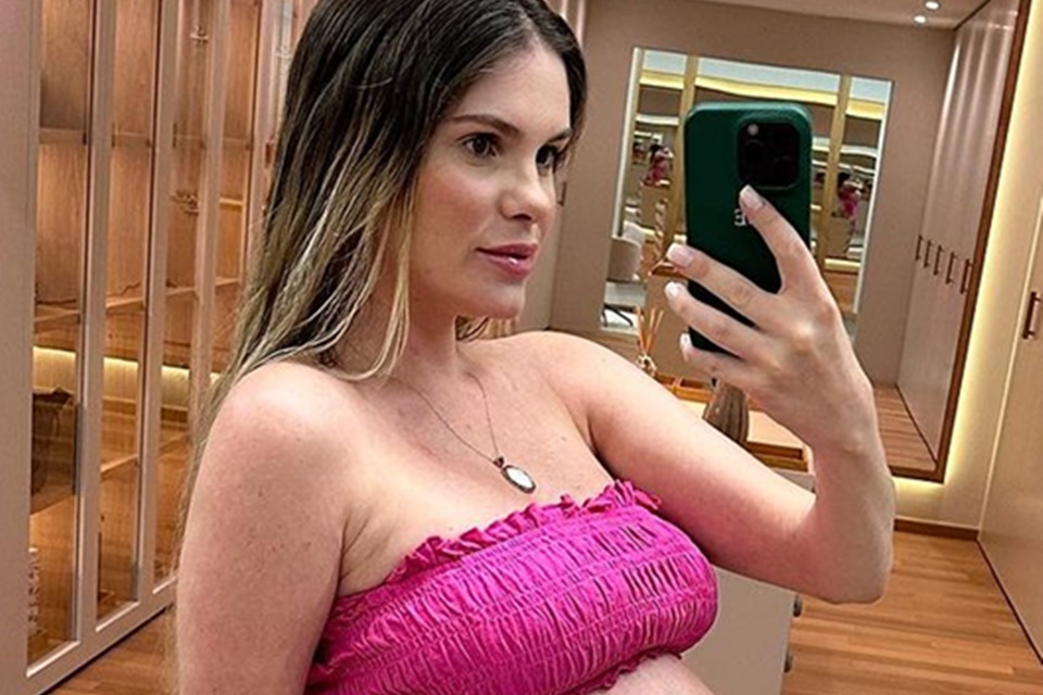 Bárbara Evans posa de top rosa ainda durante a gestação dos gêmeos - Metrópoles