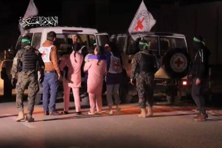Imagem colorida mostra trecho de vídeo divulgado pelo Hamas em que aparecem mais reféns libertados pelo Hamas - Metrópoles