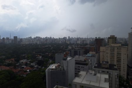 Imagem mostra nuvens de chuva se deslocando sobre prédios antes de temporal em São Paulo - Metrópoles