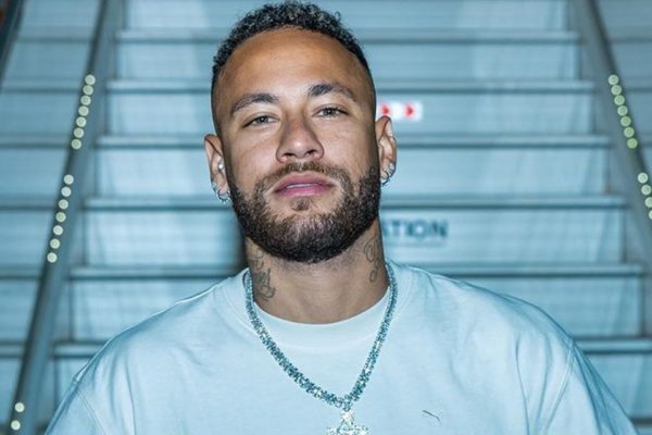 Neymar posa deblusa branca - Metrópoles