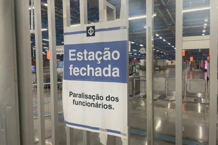 foto colorida de placa na estação Barra Funda do metrô que alerta para paralisação dos metroviários - Metrópoles