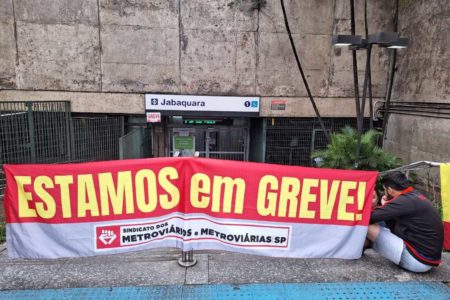 foto colorida de acesso fechado à estação Jabaquara do Metrô em dia de greve em SP - Metrópoles