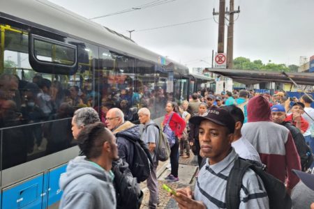 foto colorida de ponto de ônibus lotado no entorno da estação Jabaquara em dia de greve em SP - Metrópoles