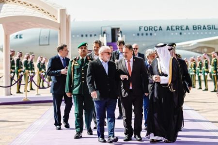 Imagem colorida do presidente Luiz Inácio Lula da Silva (PT) desembarcando na Arábia Saudita - Metrópoles