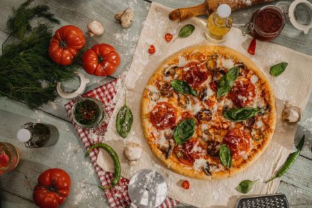 mesa com uma pizza