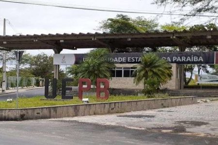 Na imagem, entrada da Universidade Estadual da Paraíba