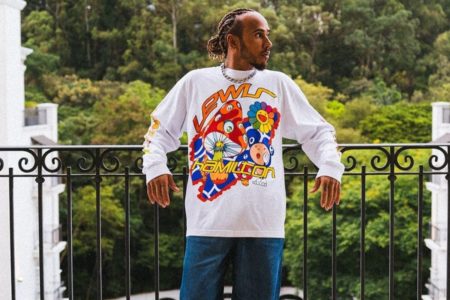 Na imagem com cor, o piloto Lewis Hamilton vestido com as roupas da collab com o artista Takashi Murakami - Metrópoles