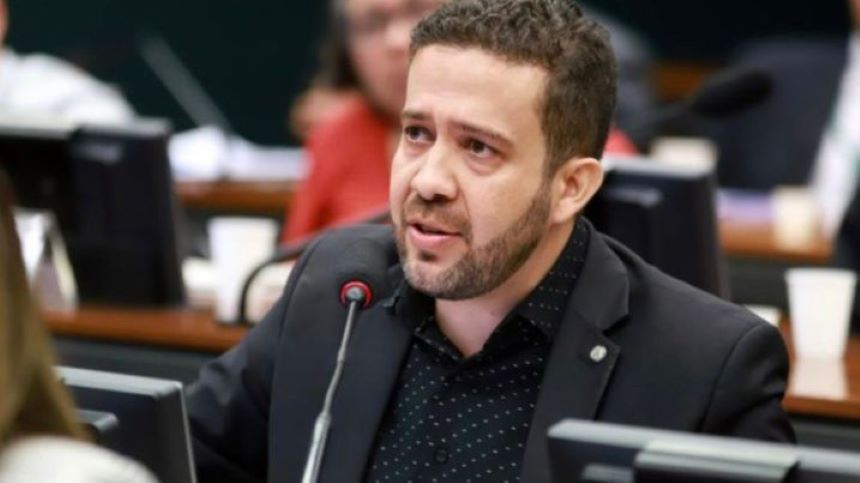 imagem colorida do deputado federal André Janones (Avante)