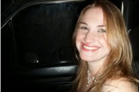 Em foto colorida mulher loira e cabelos longos sorri dentro de carro; ela foi morta por um ladrão; marido dela foi preso suspeito pelo crime - Metrópoles