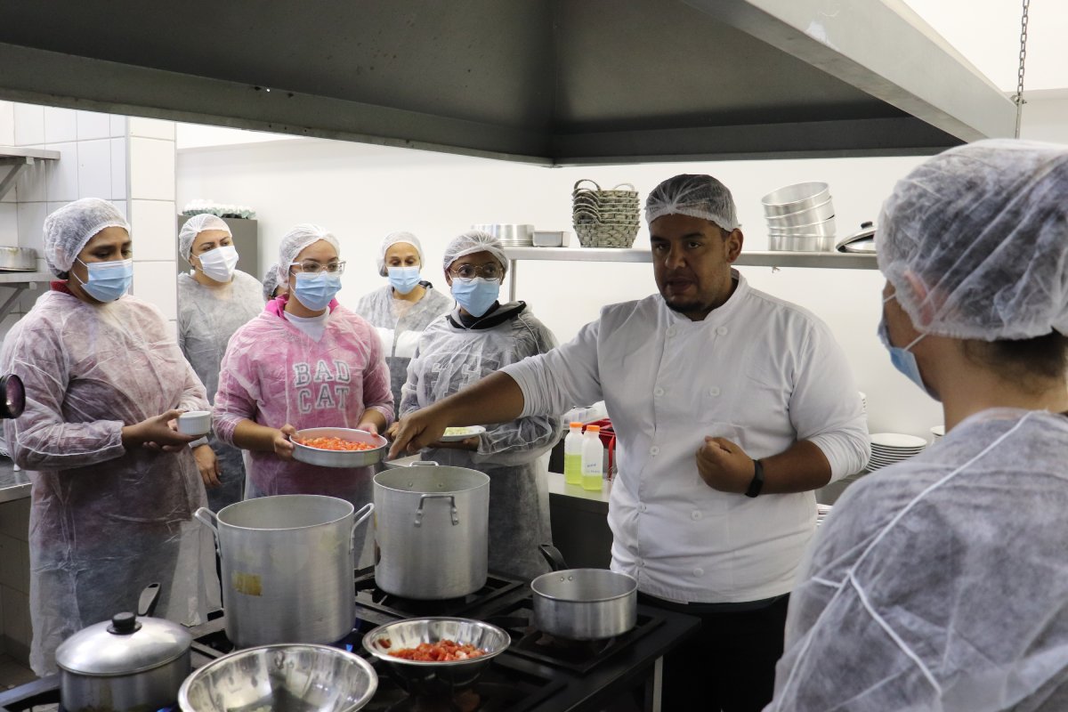 Foto colorida do Programa Rede Cozinha Escola, que dá treinamento profissional para quem faz as marmitas que serão distribuídas à população - Metrópoles