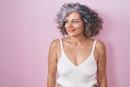 Mulher madura na menopausa usando blusa branca