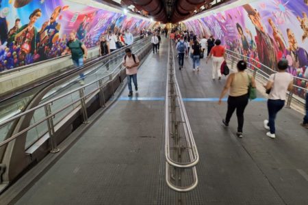 Imagem colorida mostra pessoas caminhando na passagem entre as estações Paulista e Consolação do metrô de São Paulo em dia de greve nos transportes - Metrópoles